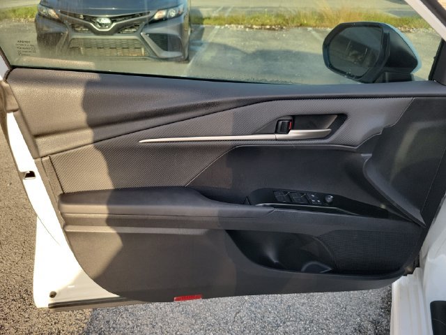 Used 2025 Toyota Camry SE FWD image 12
