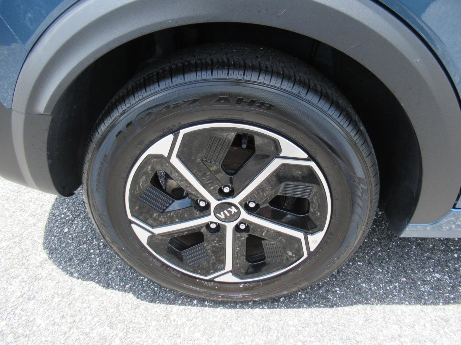Used 2023 Kia Niro EX FWD image 8