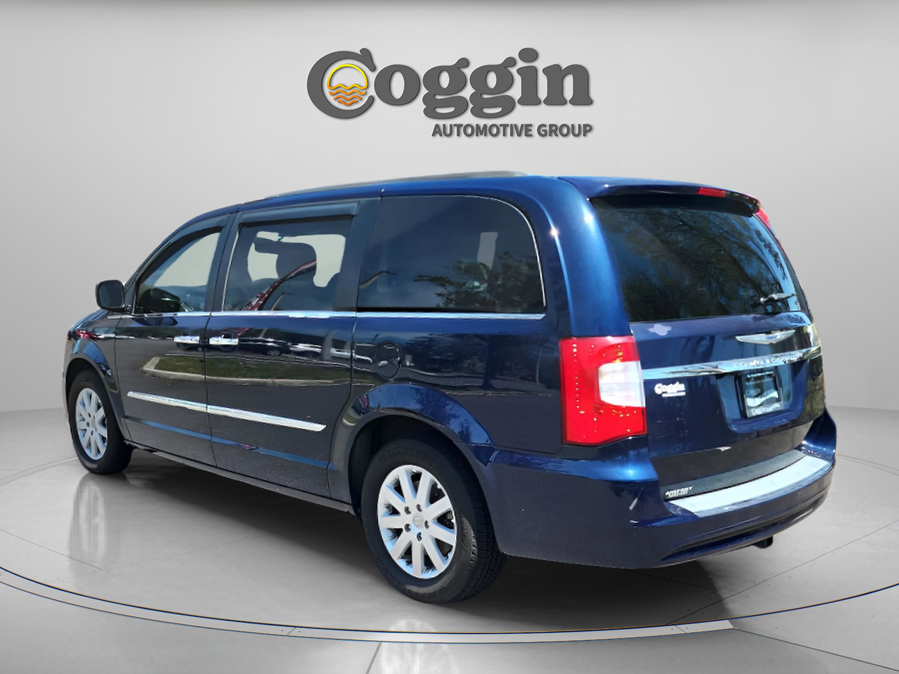 Used 2015 Chrysler Town & Country Touring w/ Driver Convenience Group FWD image 3