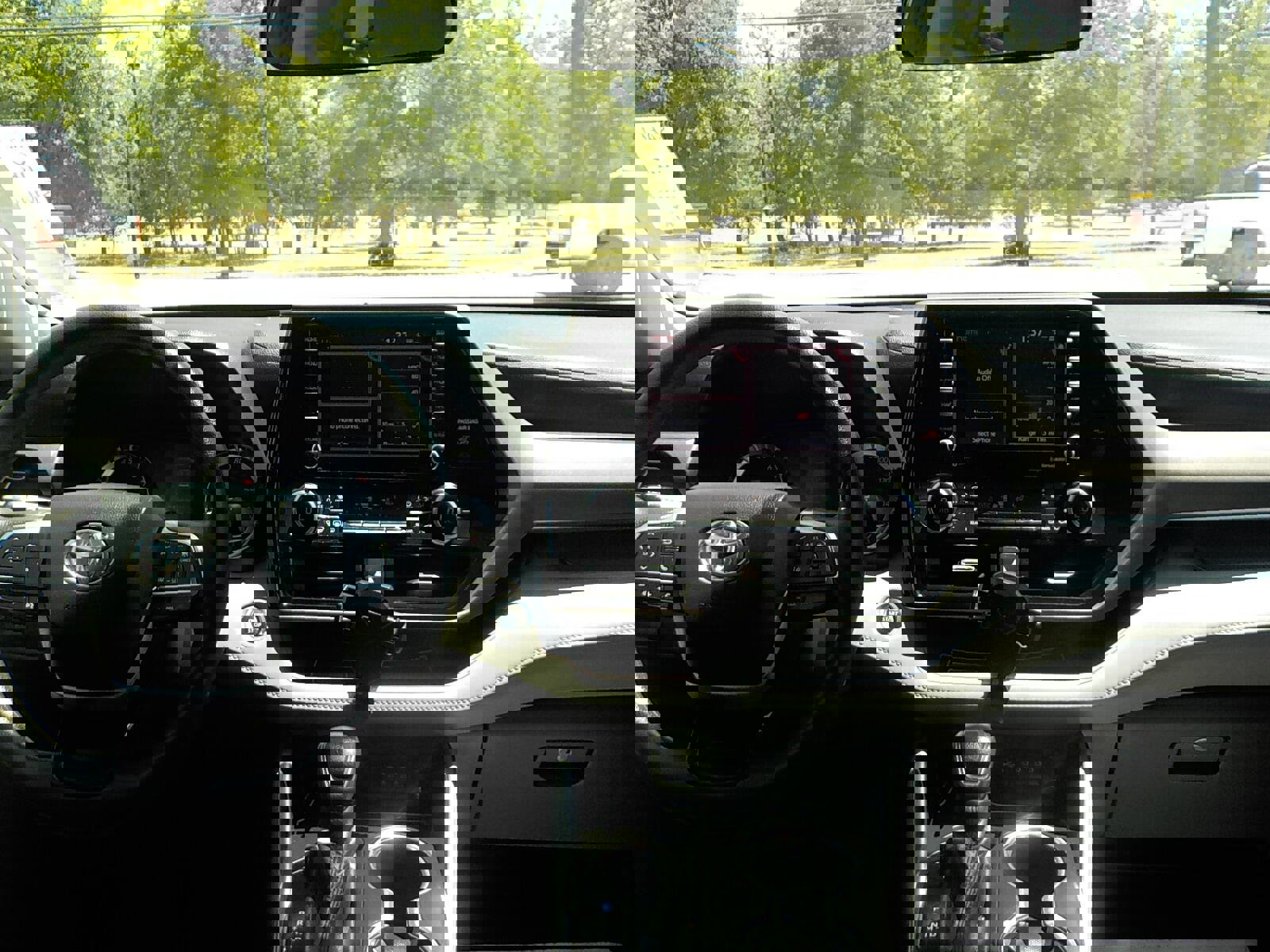 Used 2020 Toyota Highlander L image 17