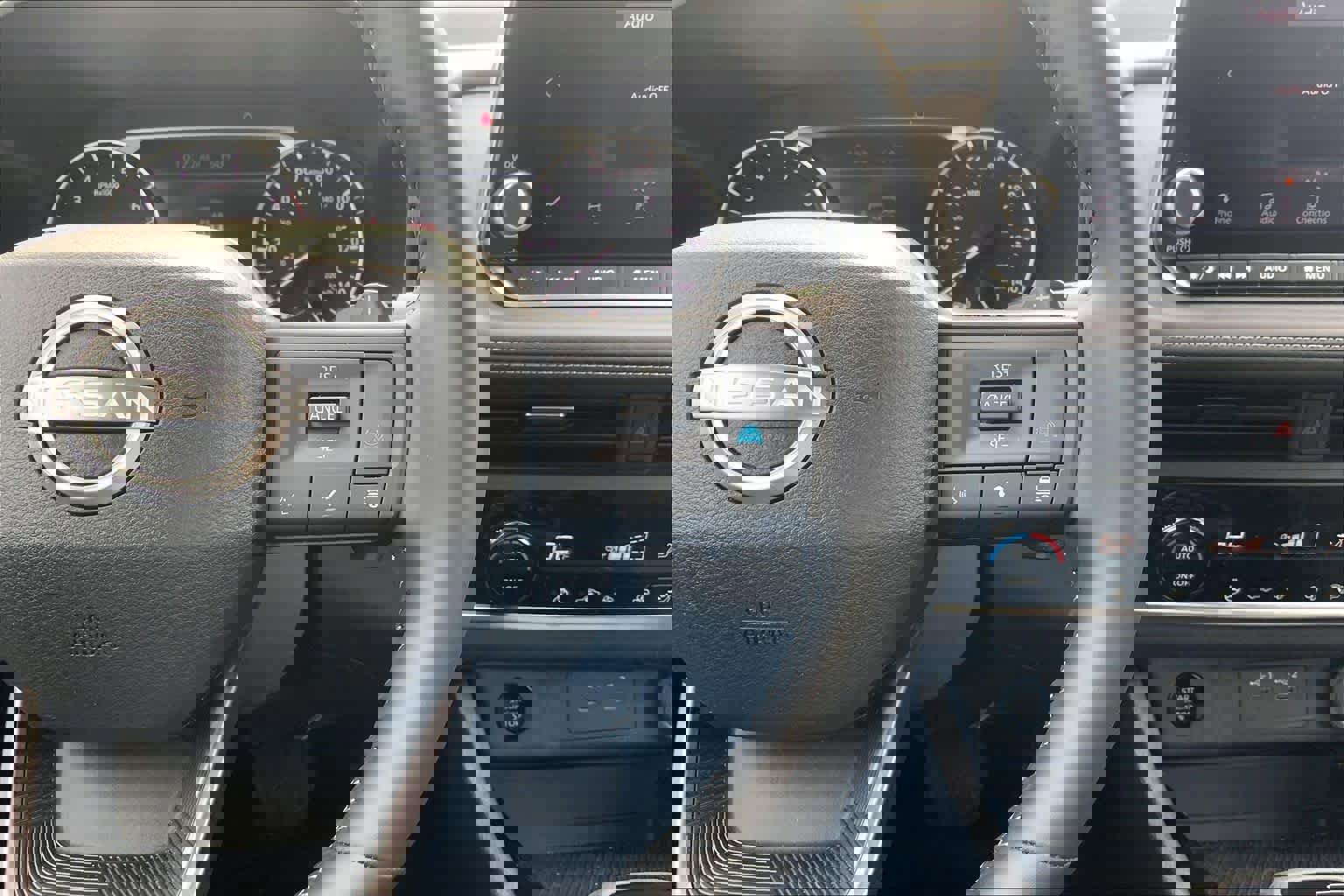 Used 2025 Nissan Rogue SV w/ SV Premium Package image 18