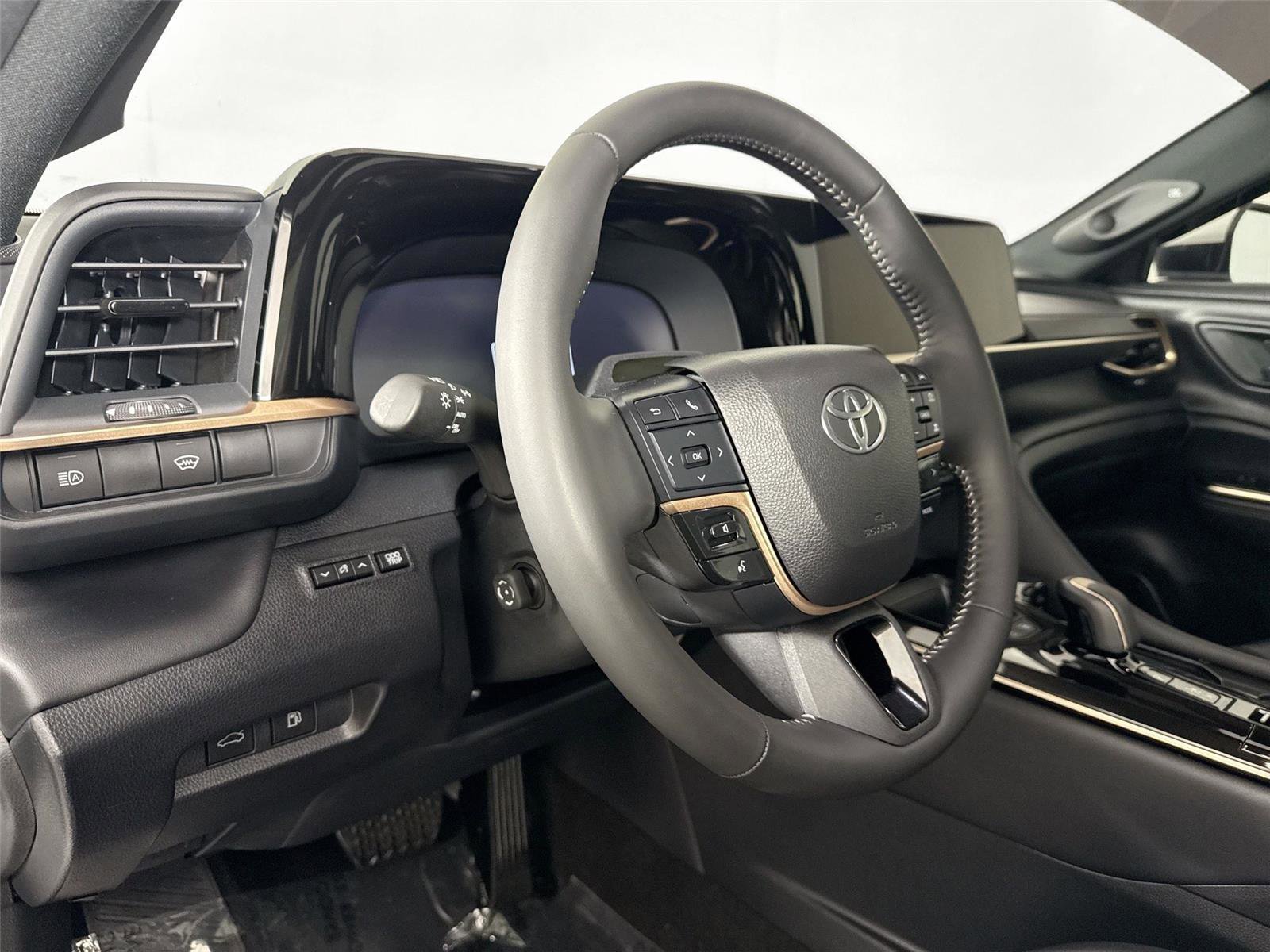 Certified 2025 Toyota Crown Platinum image 4