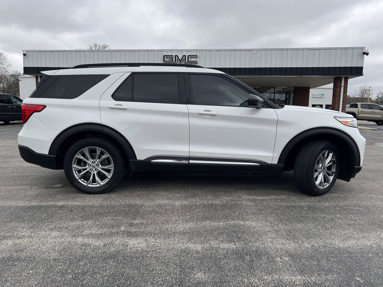 Used 2020 Ford Explorer XLT w/ Equipment Group 202A AWD/4WD image 3