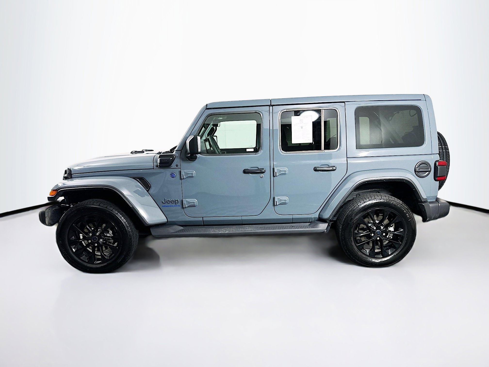 Used 2025 Jeep Wrangler Sahara image 4