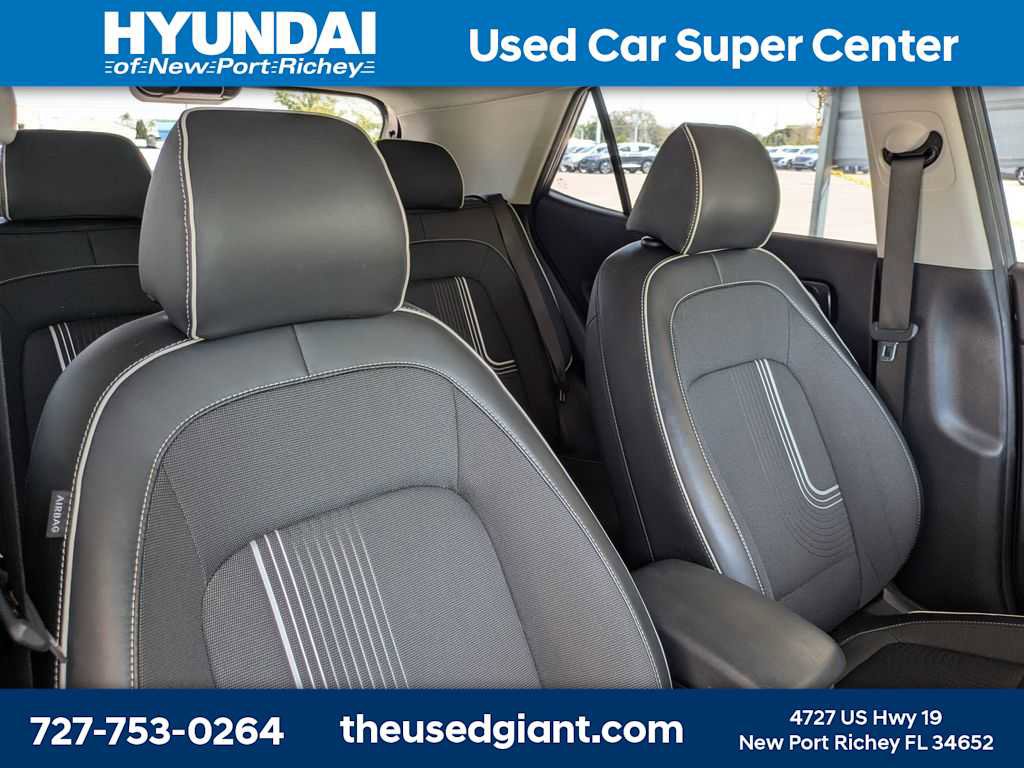 Used 2023 Hyundai Venue Limited image 6