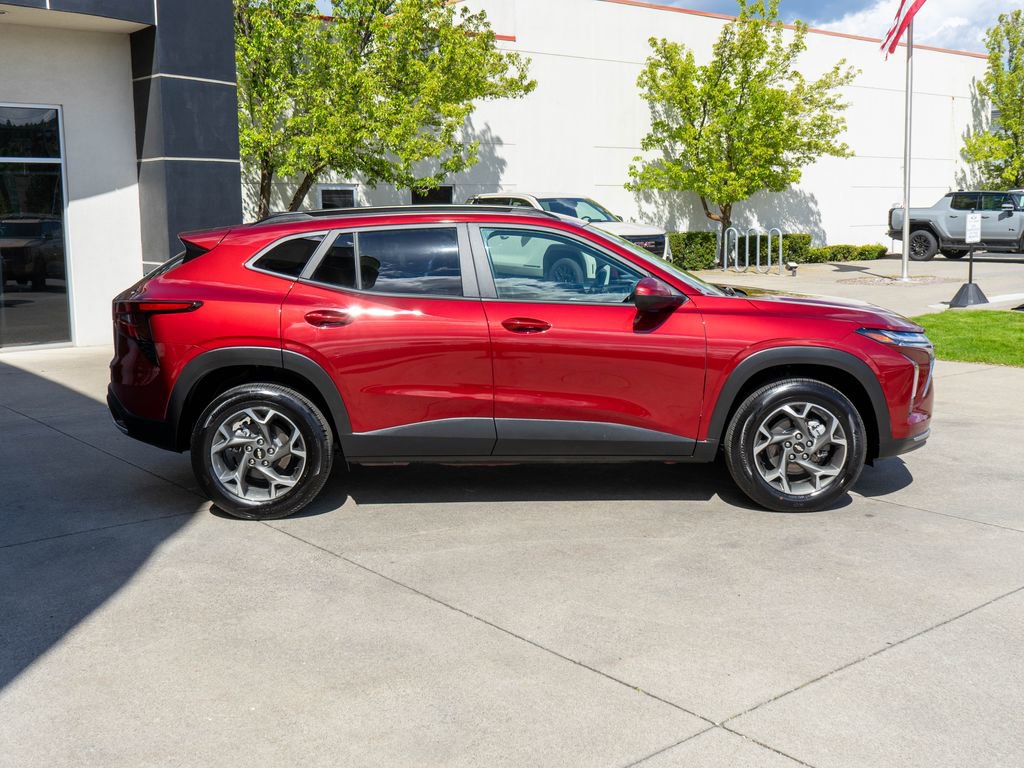 Used 2025 Chevrolet Trax LT FWD image 8