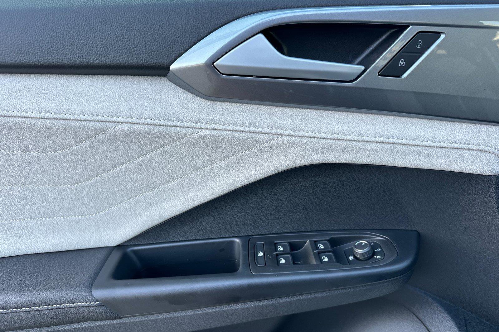 New 2026 Volkswagen Taos SEL image 10