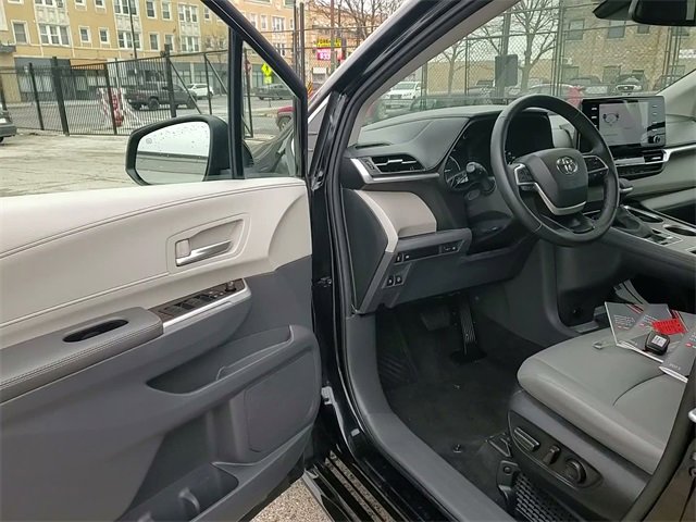 Certified 2023 Toyota Sienna XLE image 10