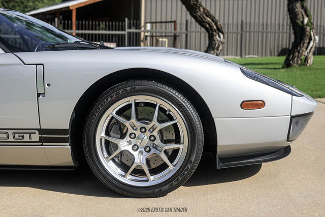 Used 2005 Ford GT RWD image 11