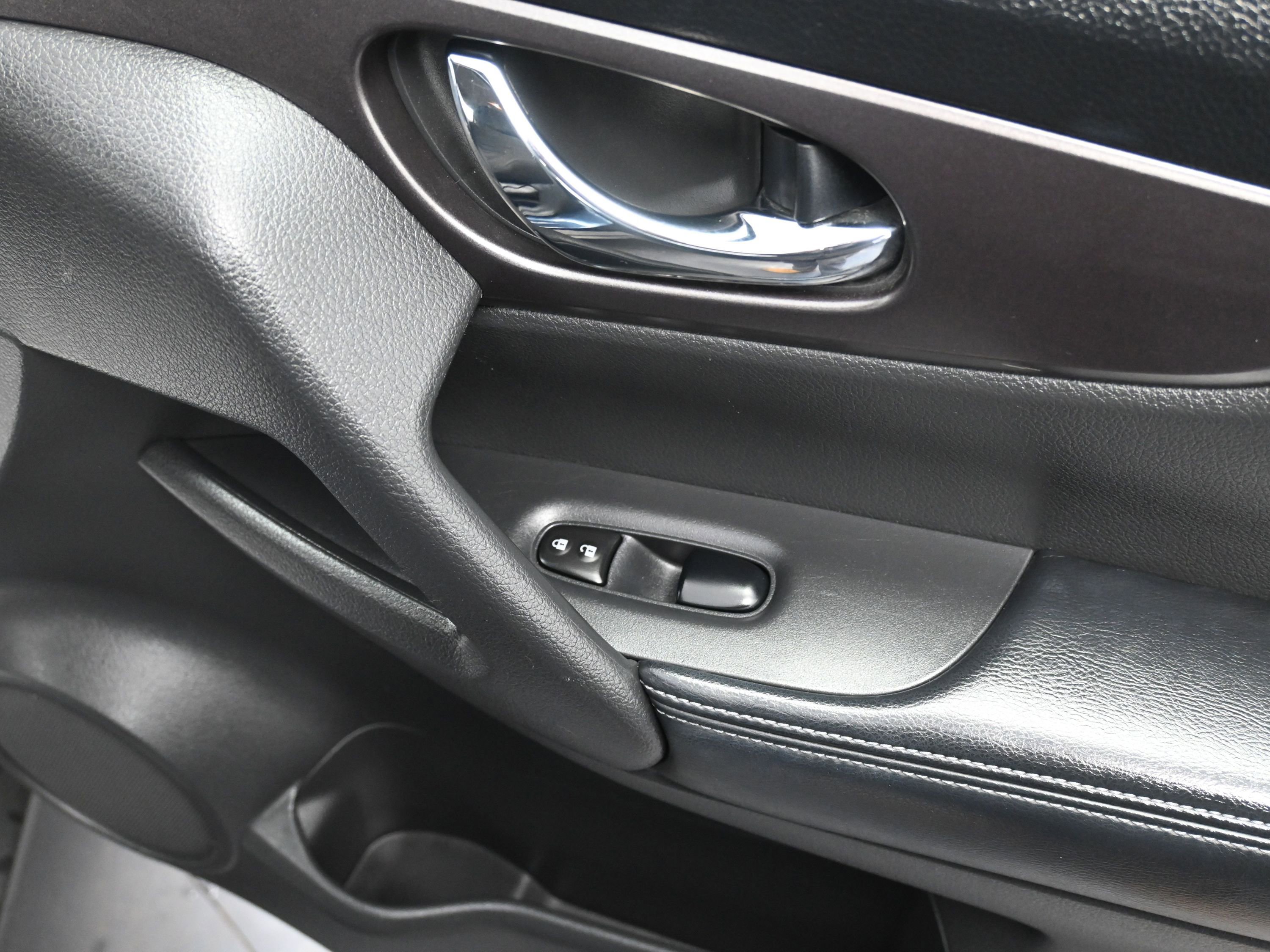 Used 2015 Nissan Rogue SV image 23