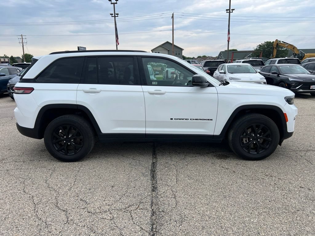Used 2024 Jeep Grand Cherokee Altitude RWD image 11