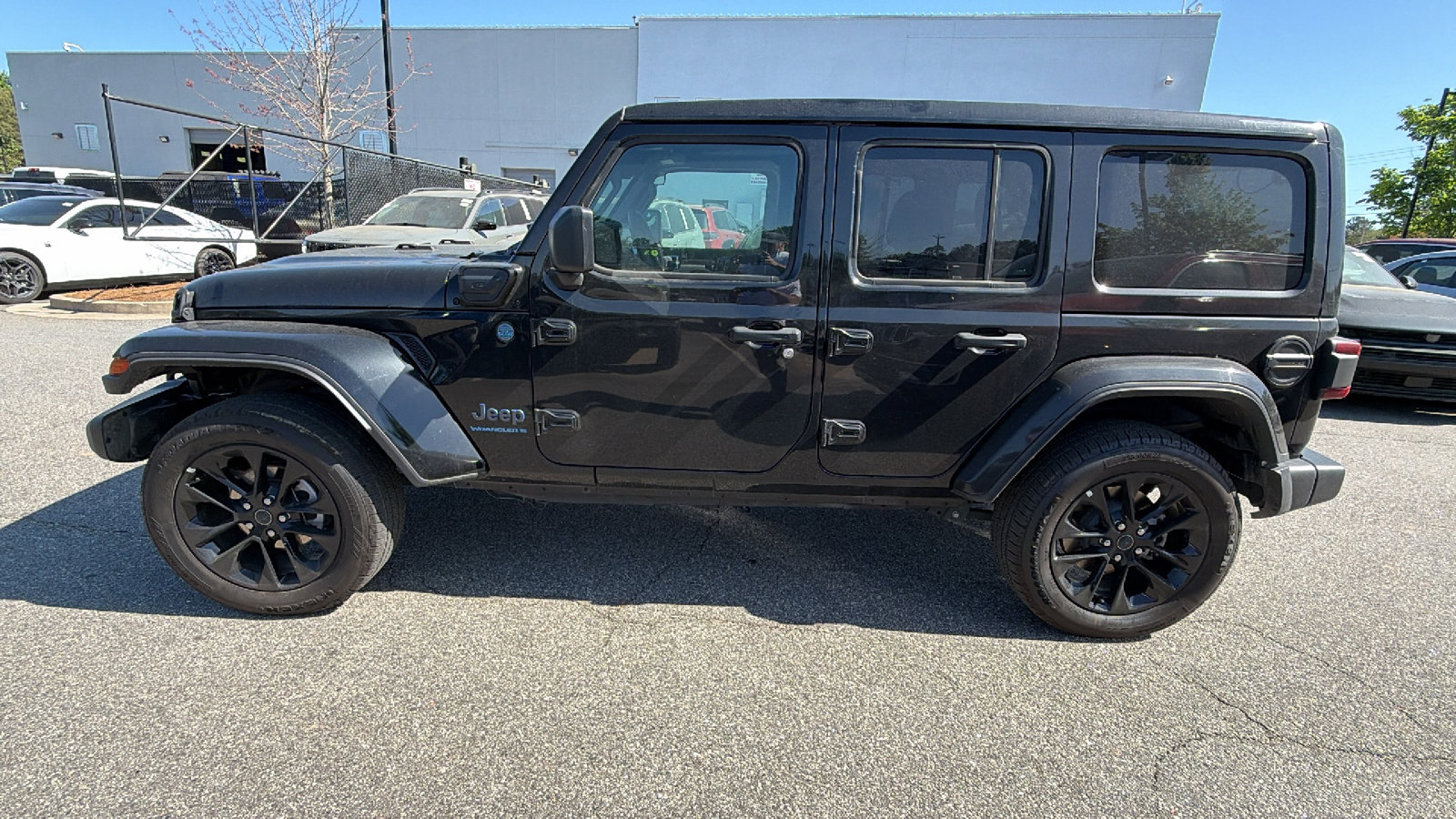 Used 2025 Jeep Wrangler Unlimited Sahara w/ Safety Group AWD/4WD image 11