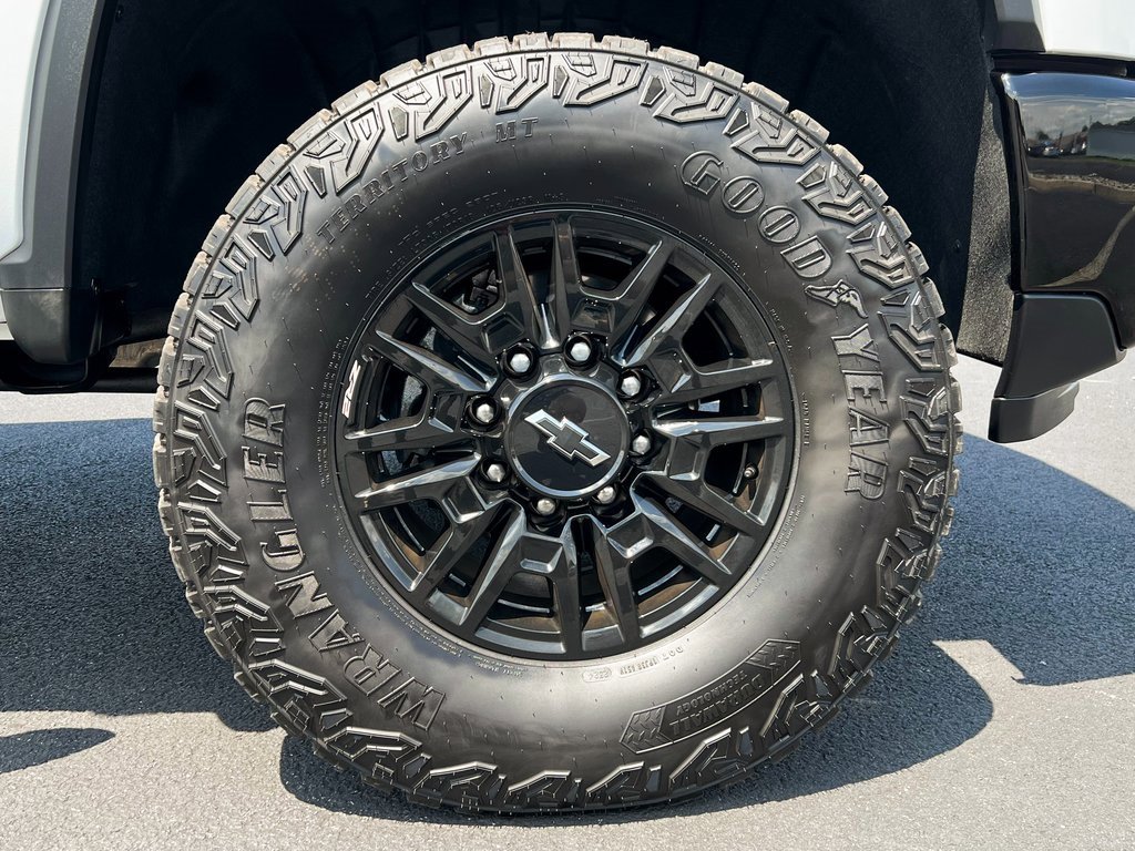 Used 2024 Chevrolet Silverado 2500 ZR2 w/ Technology Package image 18