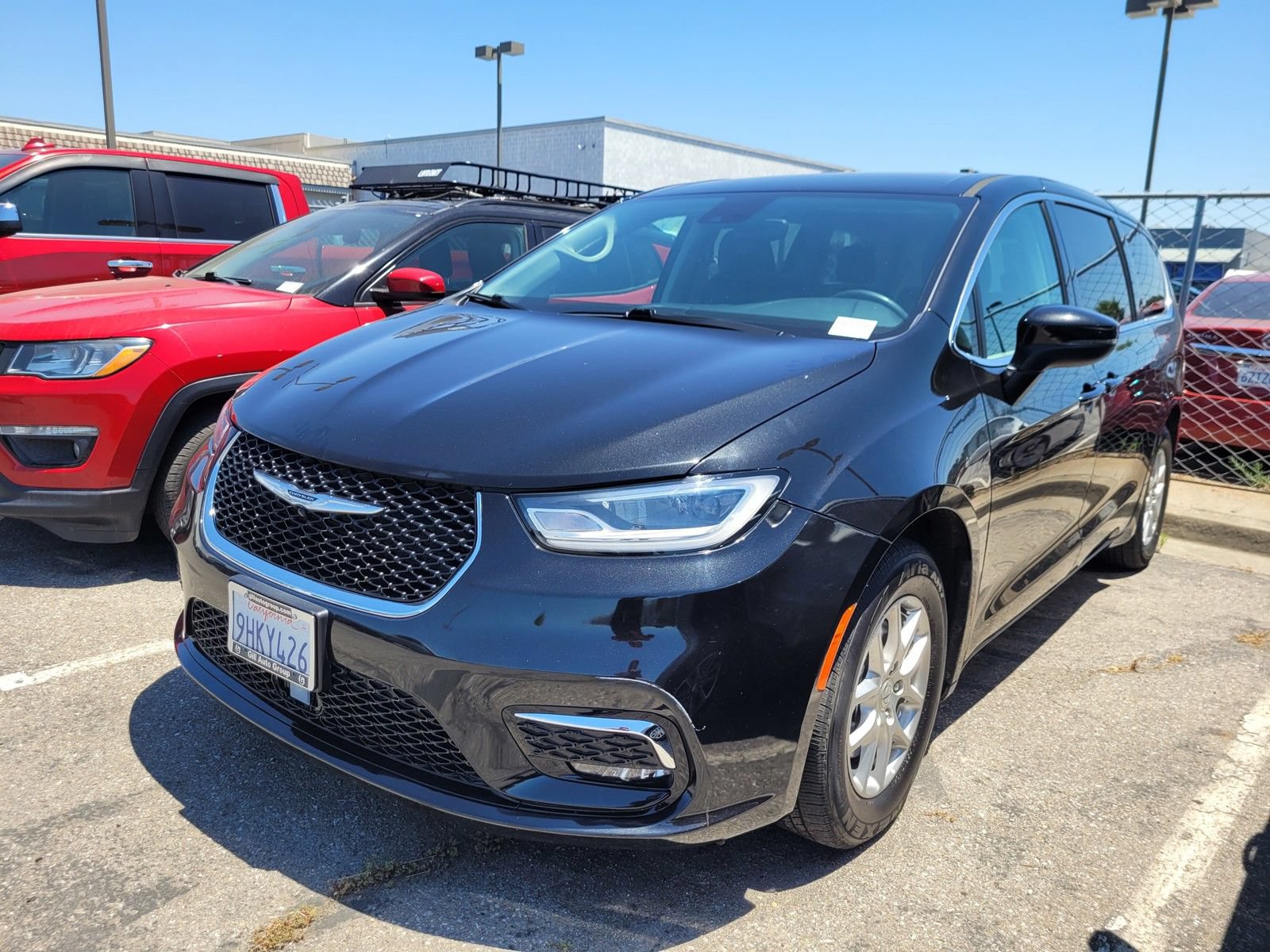 Used 2023 Chrysler Pacifica Touring-L FWD image 1