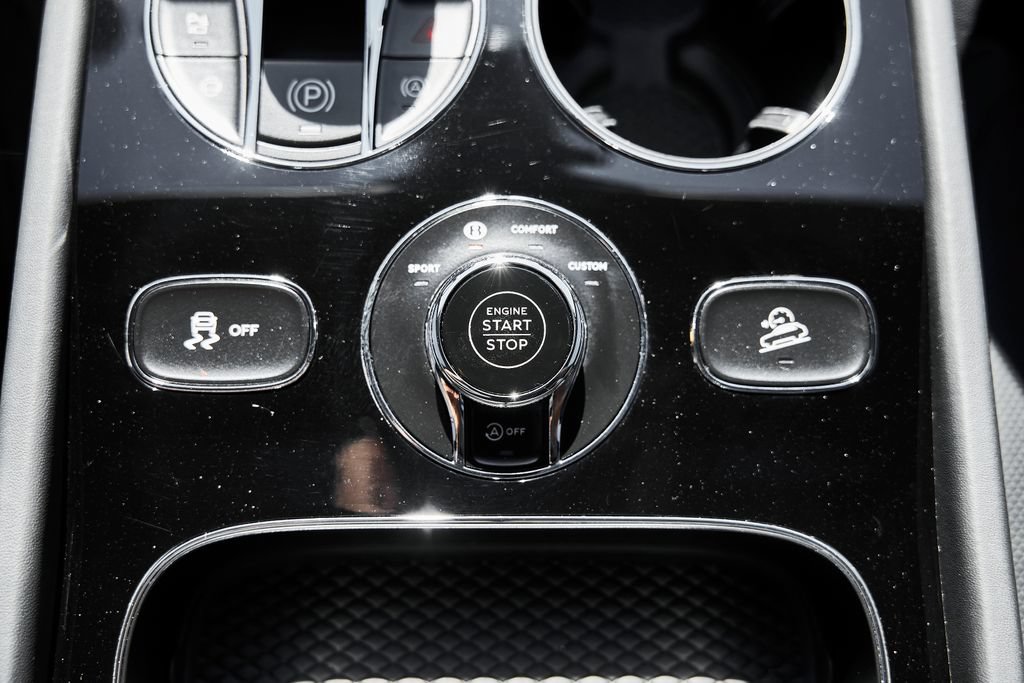 Used 2025 Bentley Bentayga AWD/4WD image 67