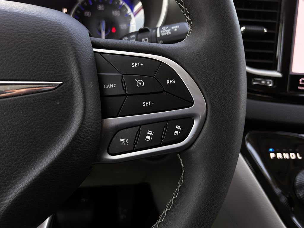 Used 2024 Chrysler Pacifica Touring-L image 15