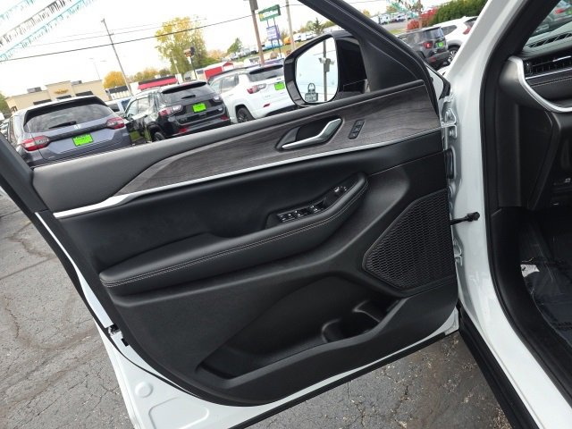 Used 2024 Jeep Grand Cherokee L Limited w/ Luxury Tech Group II image 10