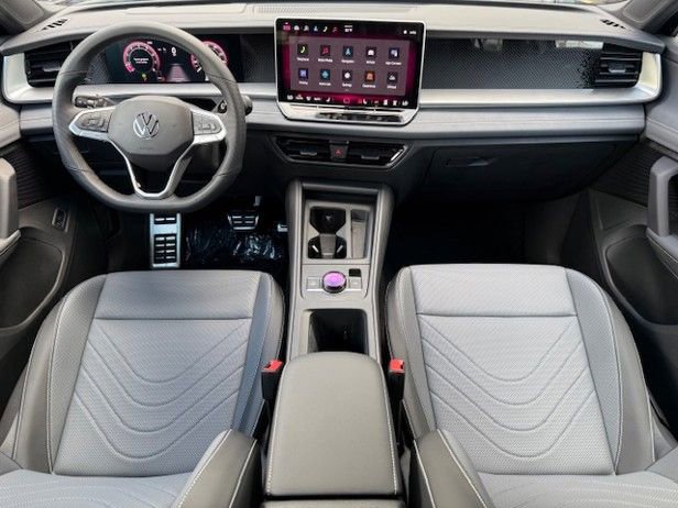 New 2025 Volkswagen Tiguan SE image 18