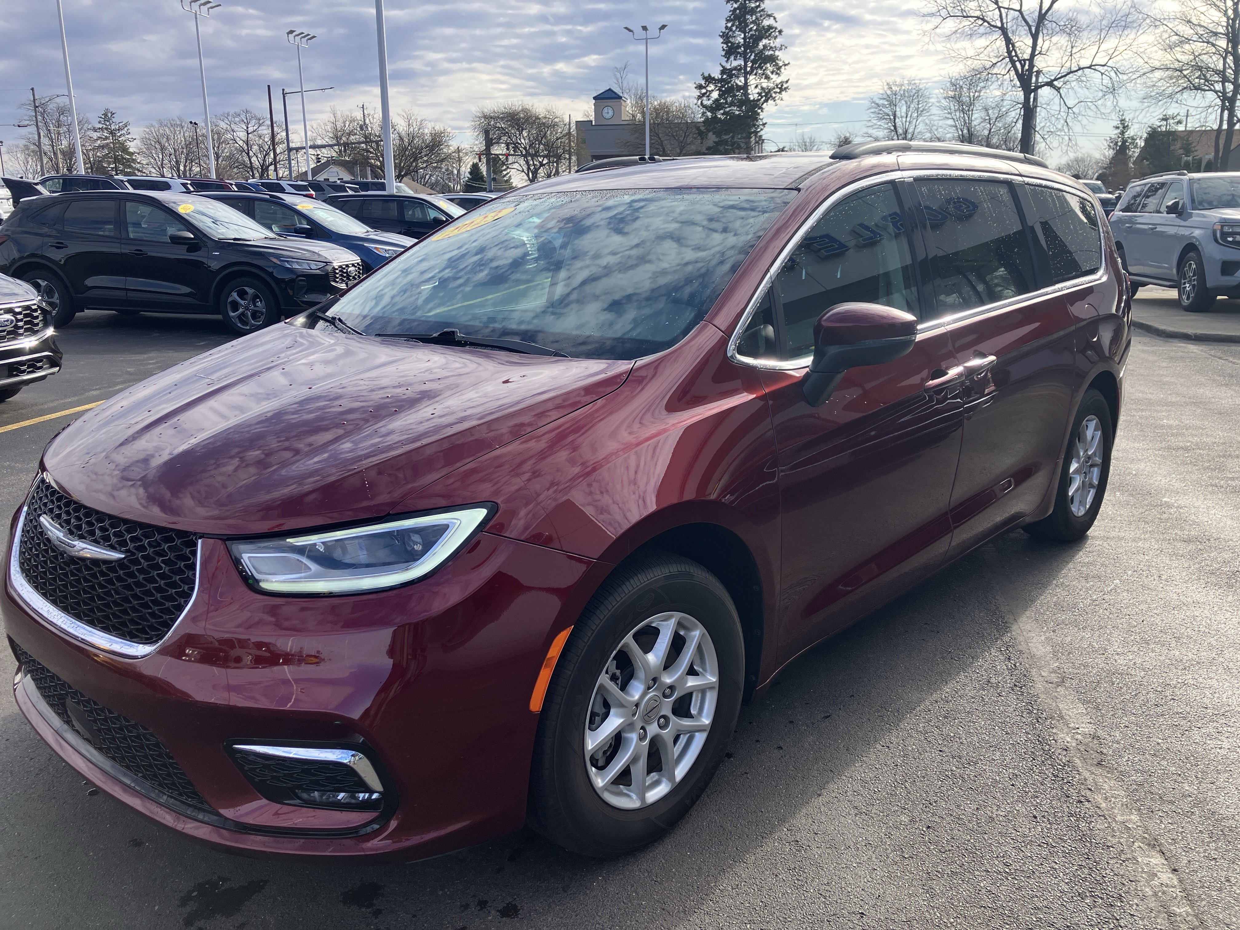 Used 2023 Chrysler Pacifica Touring-L image 3