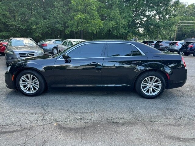 Used 2017 Chrysler 300 Limited RWD image 2