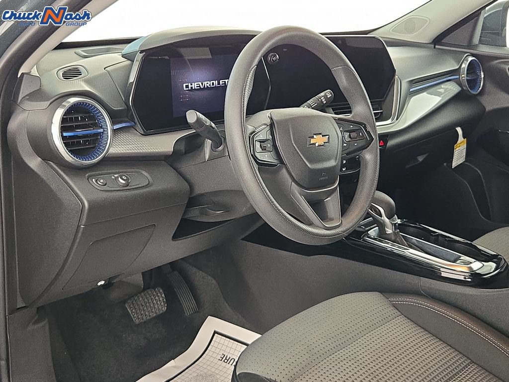 Used 2025 Chevrolet Trax LT FWD image 16