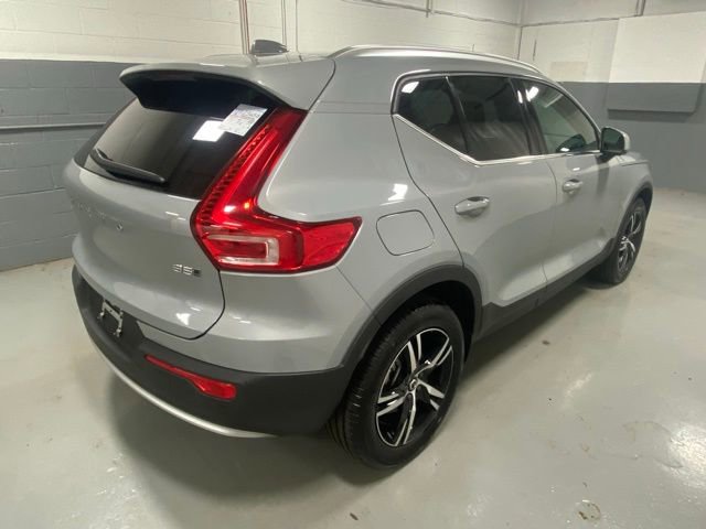 Certified 2025 Volvo XC40 B5 Core image 3