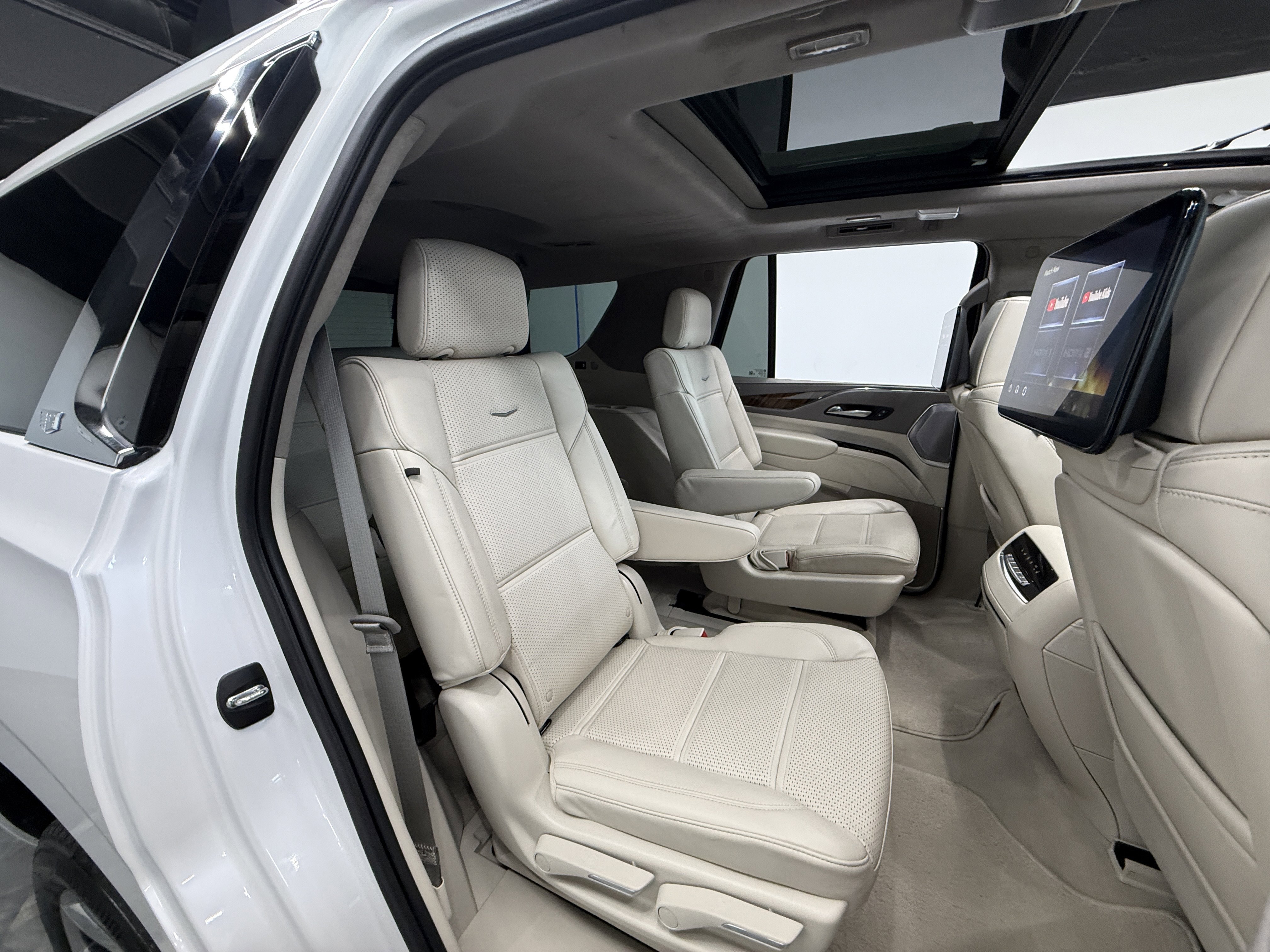 Used 2023 Cadillac Escalade Premium Luxury Platinum AWD/4WD image 28