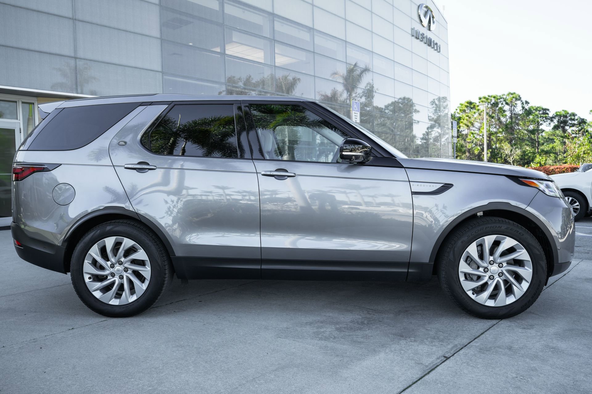 Used 2025 Land Rover Discovery S AWD/4WD image 28