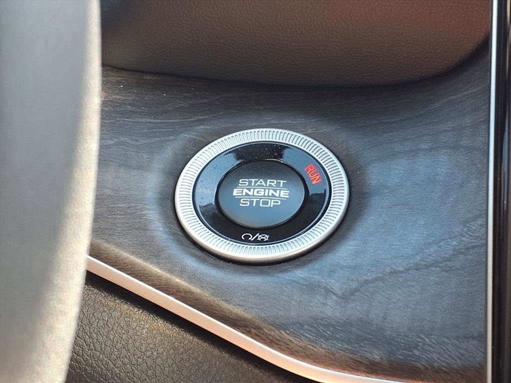 Used 2025 Jeep Grand Cherokee Limited w/ Black Appearance Package image 13