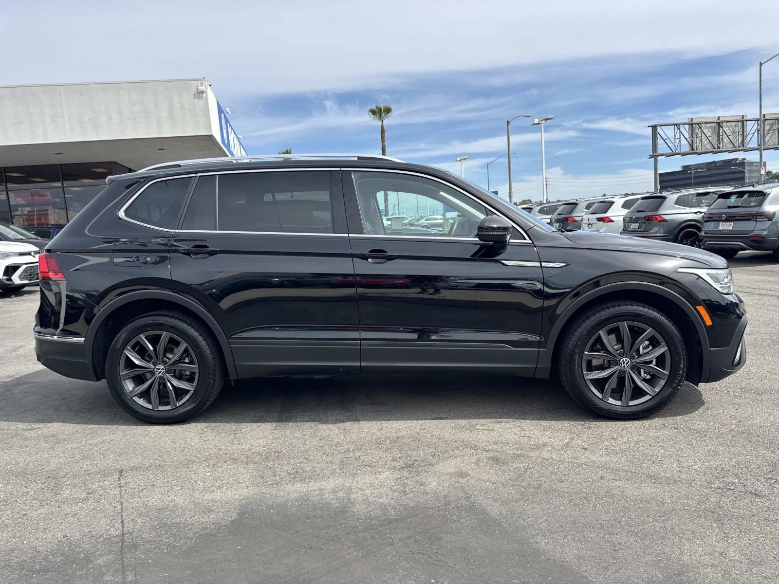 Certified 2023 Volkswagen Tiguan SE w/ Panoramic Sunroof Package image 6