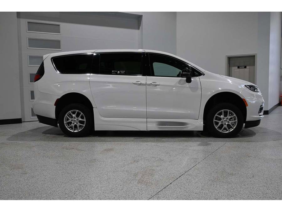 New 2024 Chrysler Pacifica Touring FWD image 5