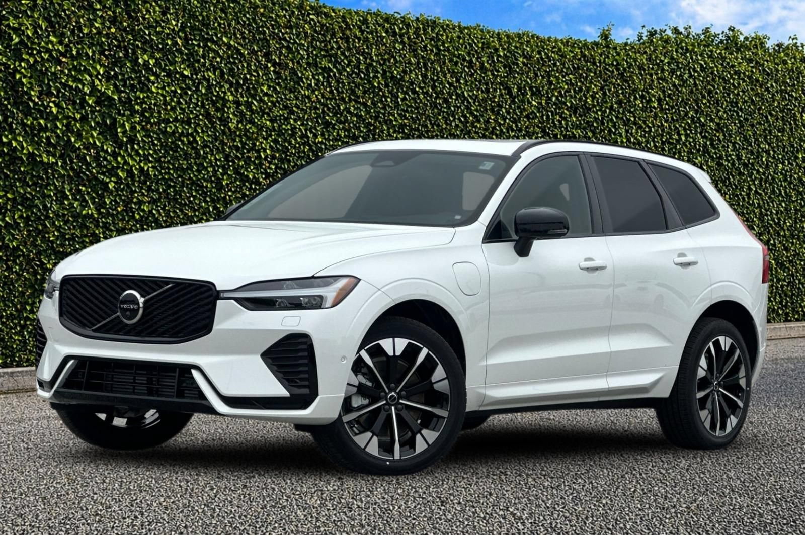 New 2026 Volvo XC60 T8 Plus w/ Climate Package PRO AWD/4WD image 2