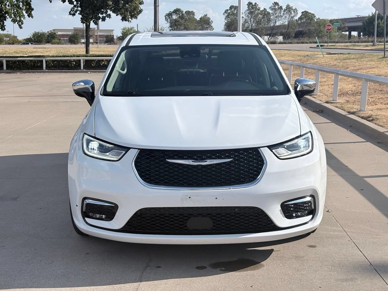 Used 2023 Chrysler Pacifica Limited FWD image 2