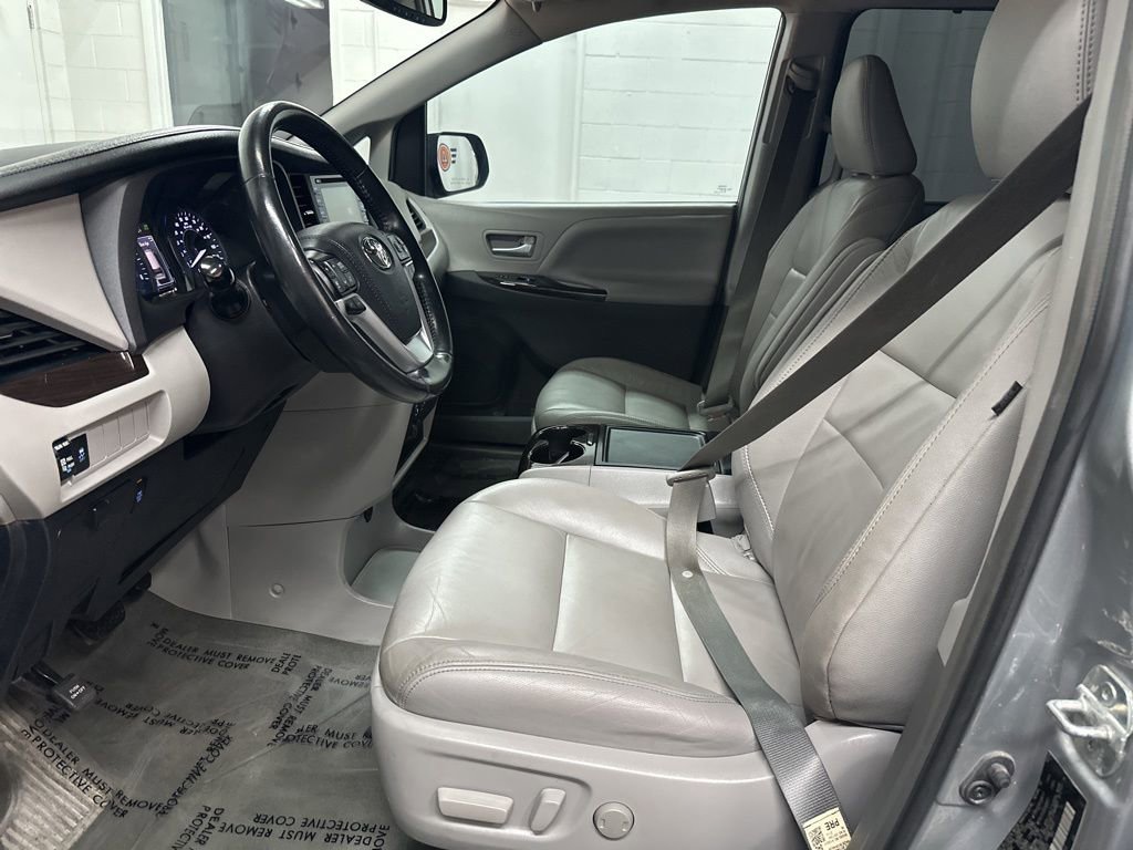 Used 2019 Toyota Sienna XLE FWD image 18