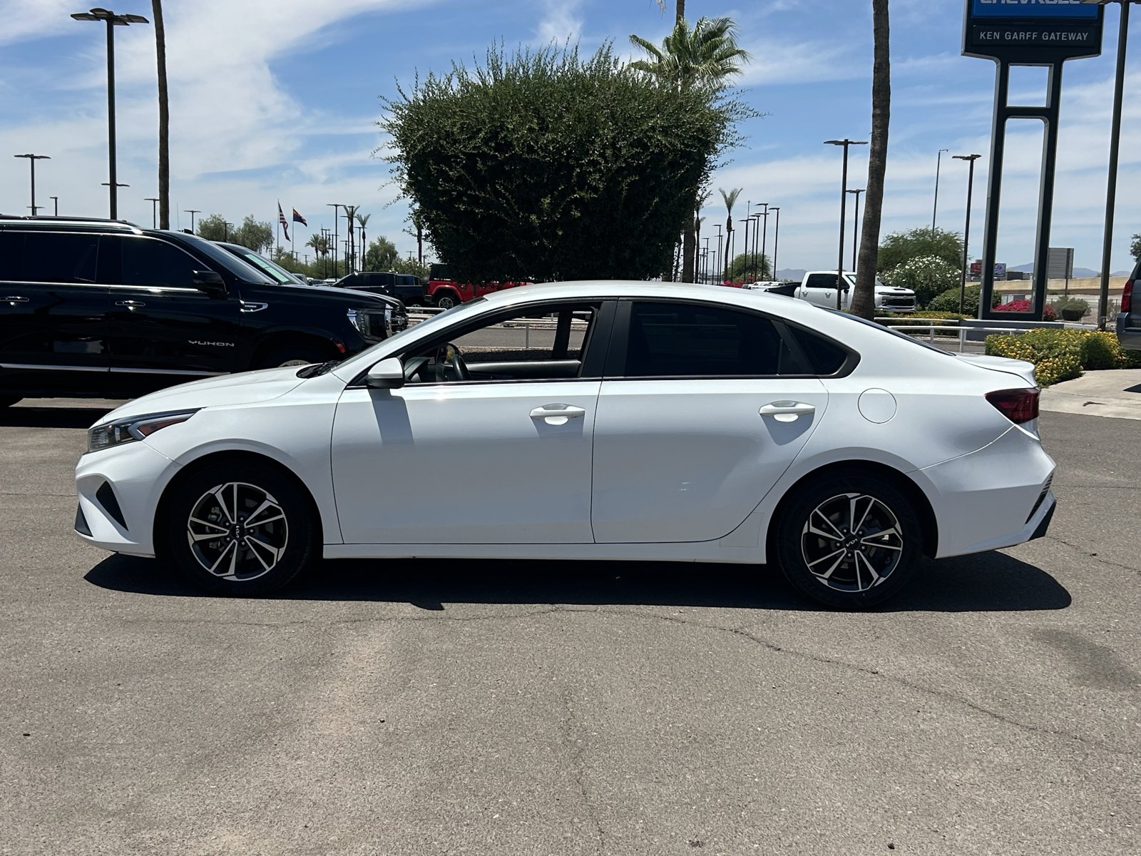 Used 2022 Kia Forte LXS FWD image 2