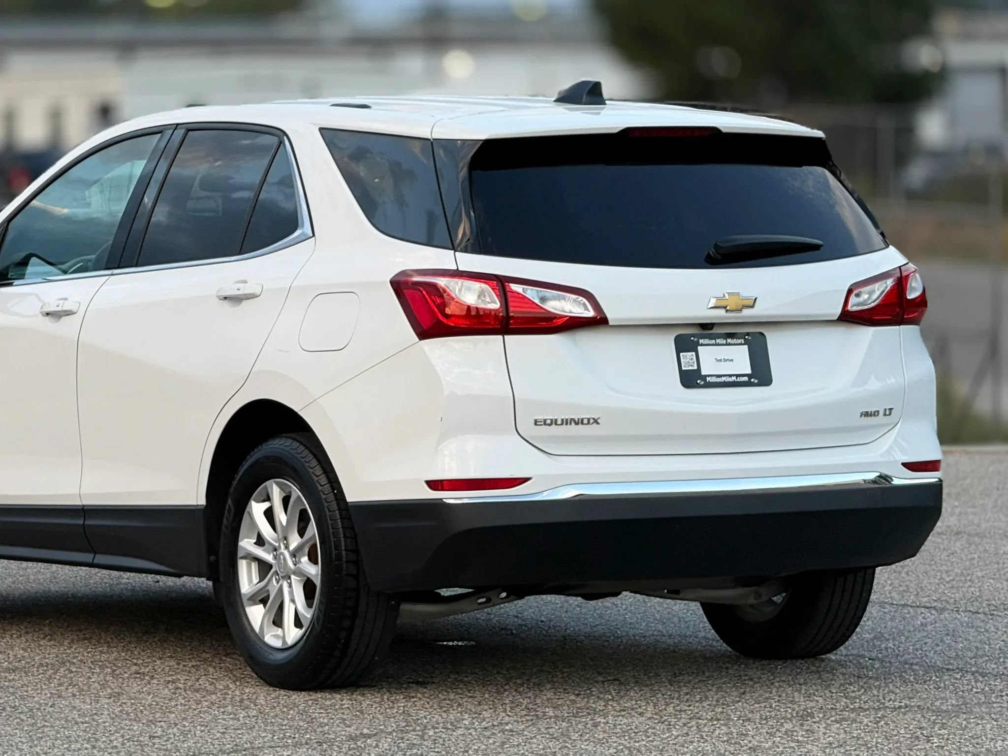 Used 2018 Chevrolet Equinox LT w/ LPO, Cargo Package AWD/4WD image 16