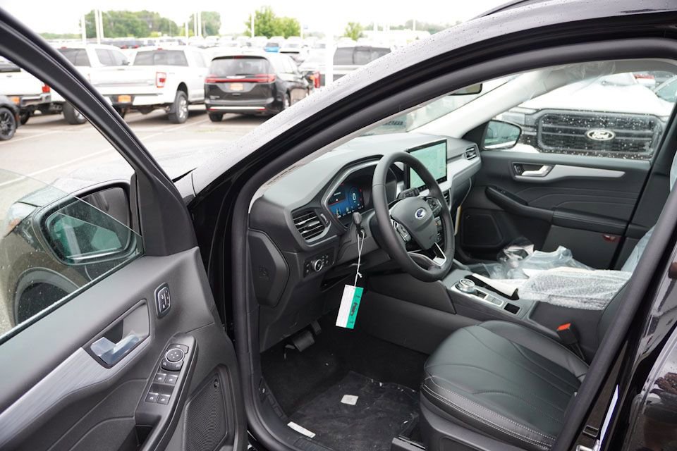 New 2025 Ford Escape SE w/ PHEV Premium Package FWD image 10