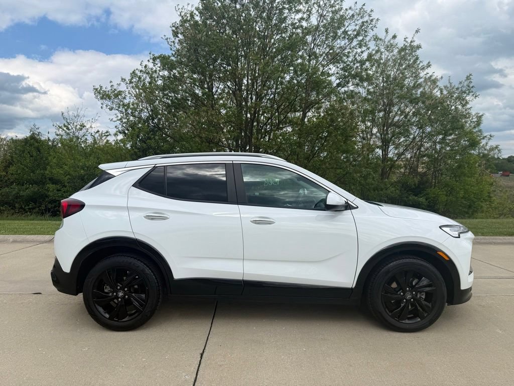 Used 2024 Buick Encore GX Sport Touring FWD image 2