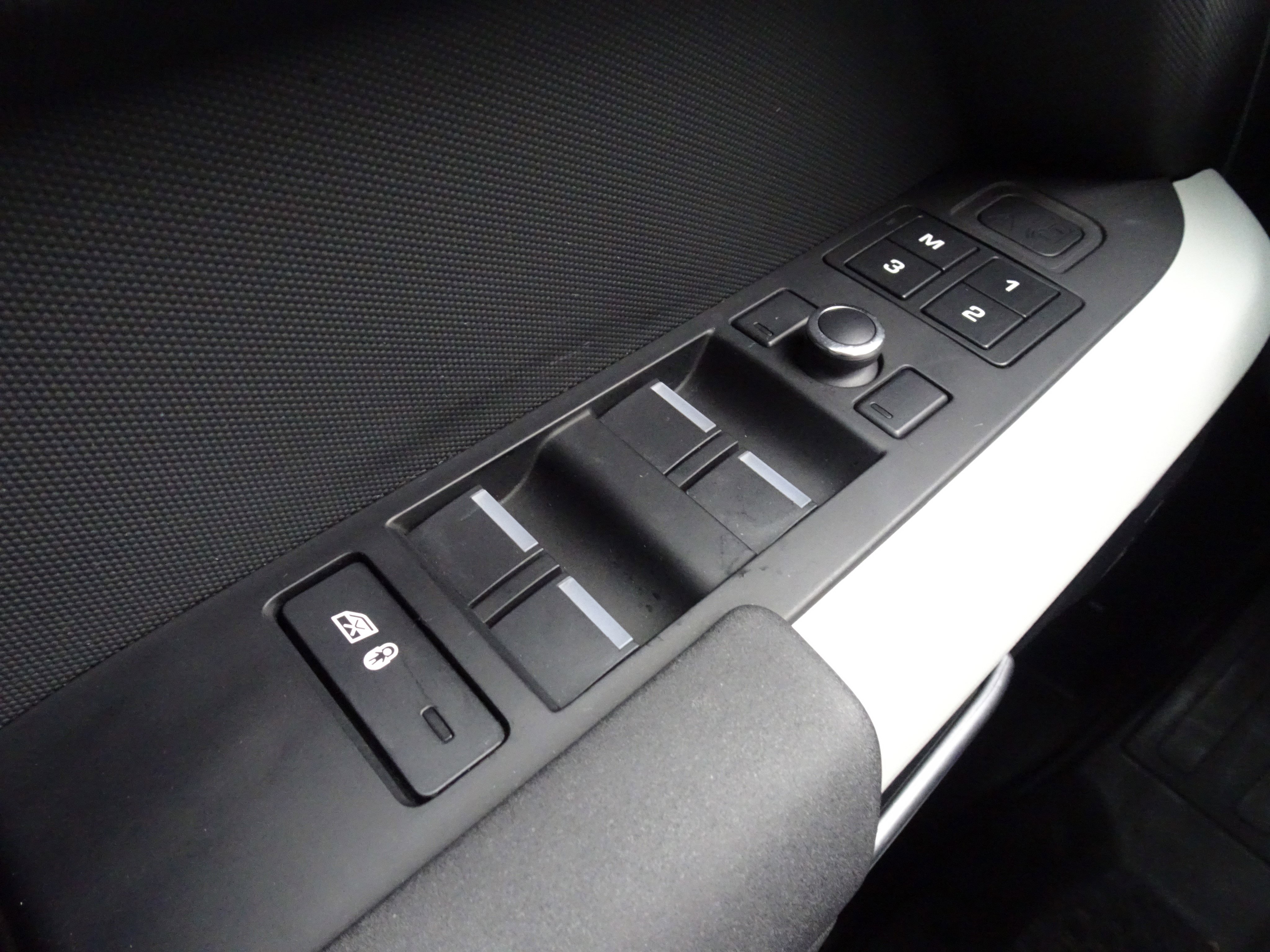 Used 2020 Land Rover Defender 110 SE image 37