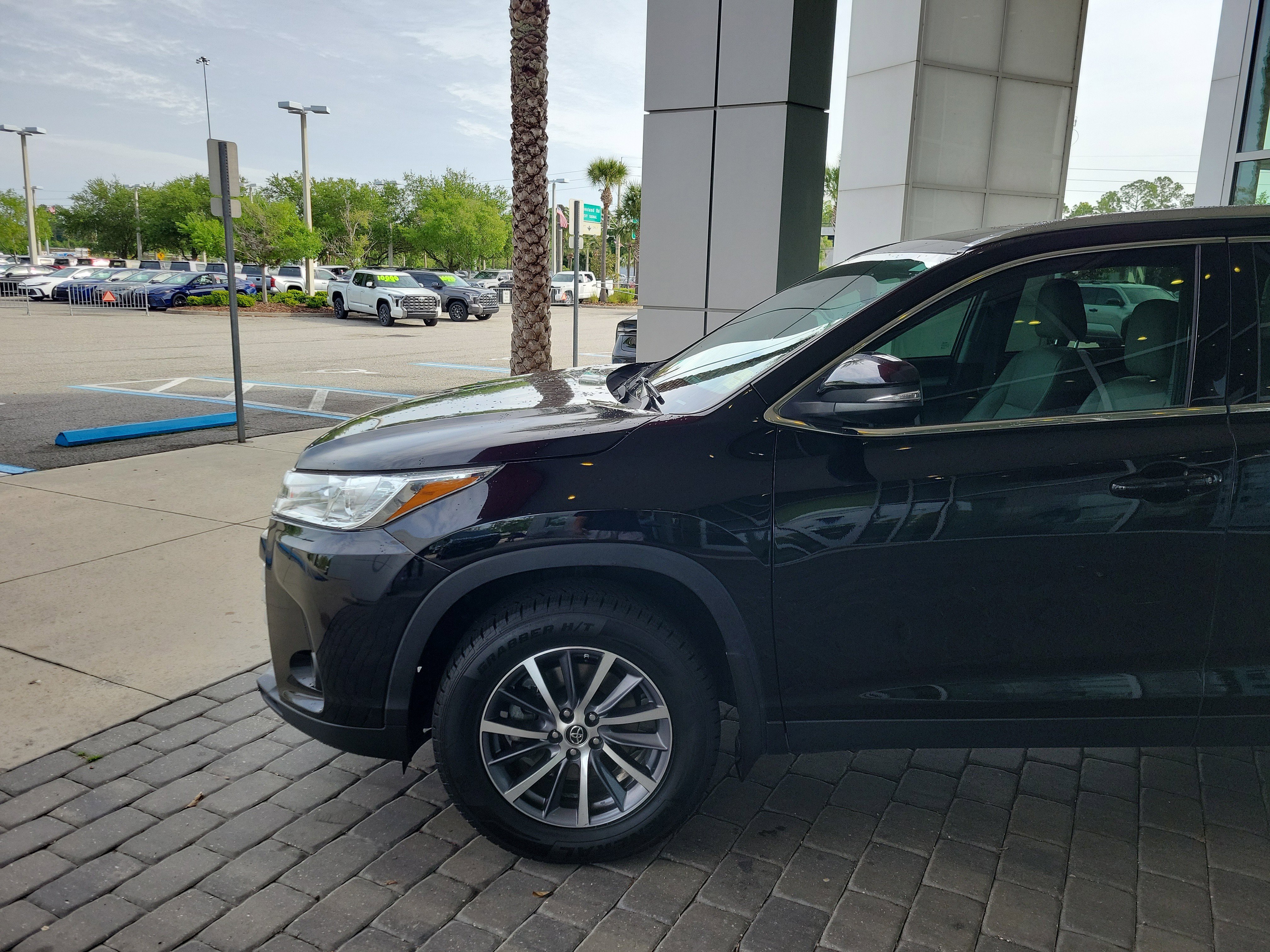 Used 2019 Toyota Highlander XLE image 2