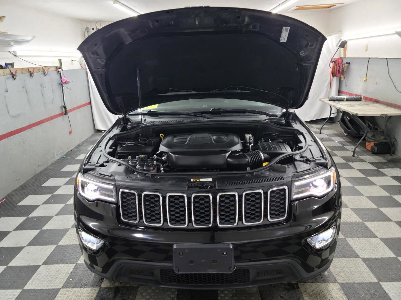 Used 2020 Jeep Grand Cherokee Laredo w/ 18" Wheel & 8.4" Radio Group AWD/4WD image 24