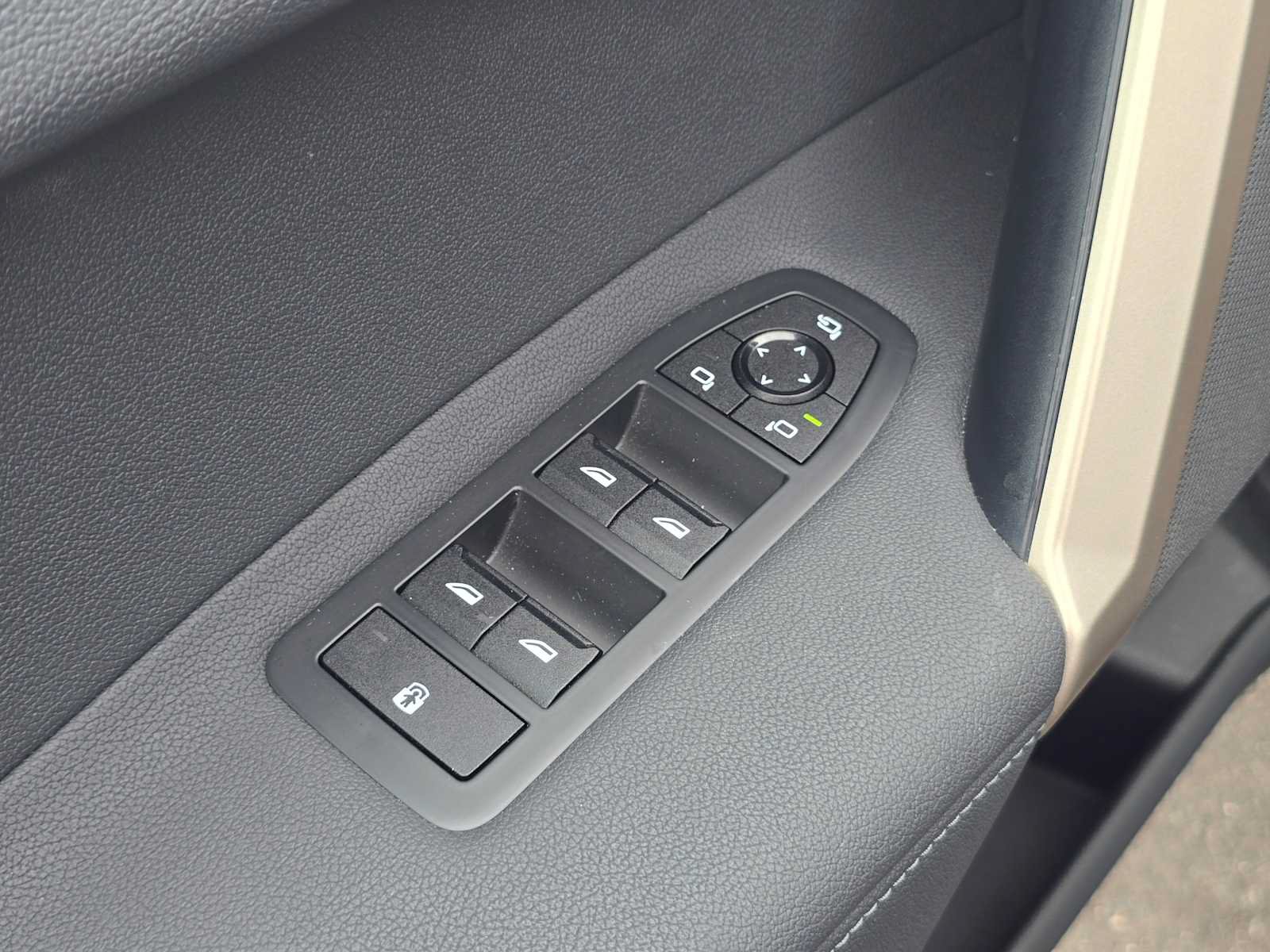 Used 2023 BMW iX xDrive50 w/ Sport Package AWD/4WD image 24