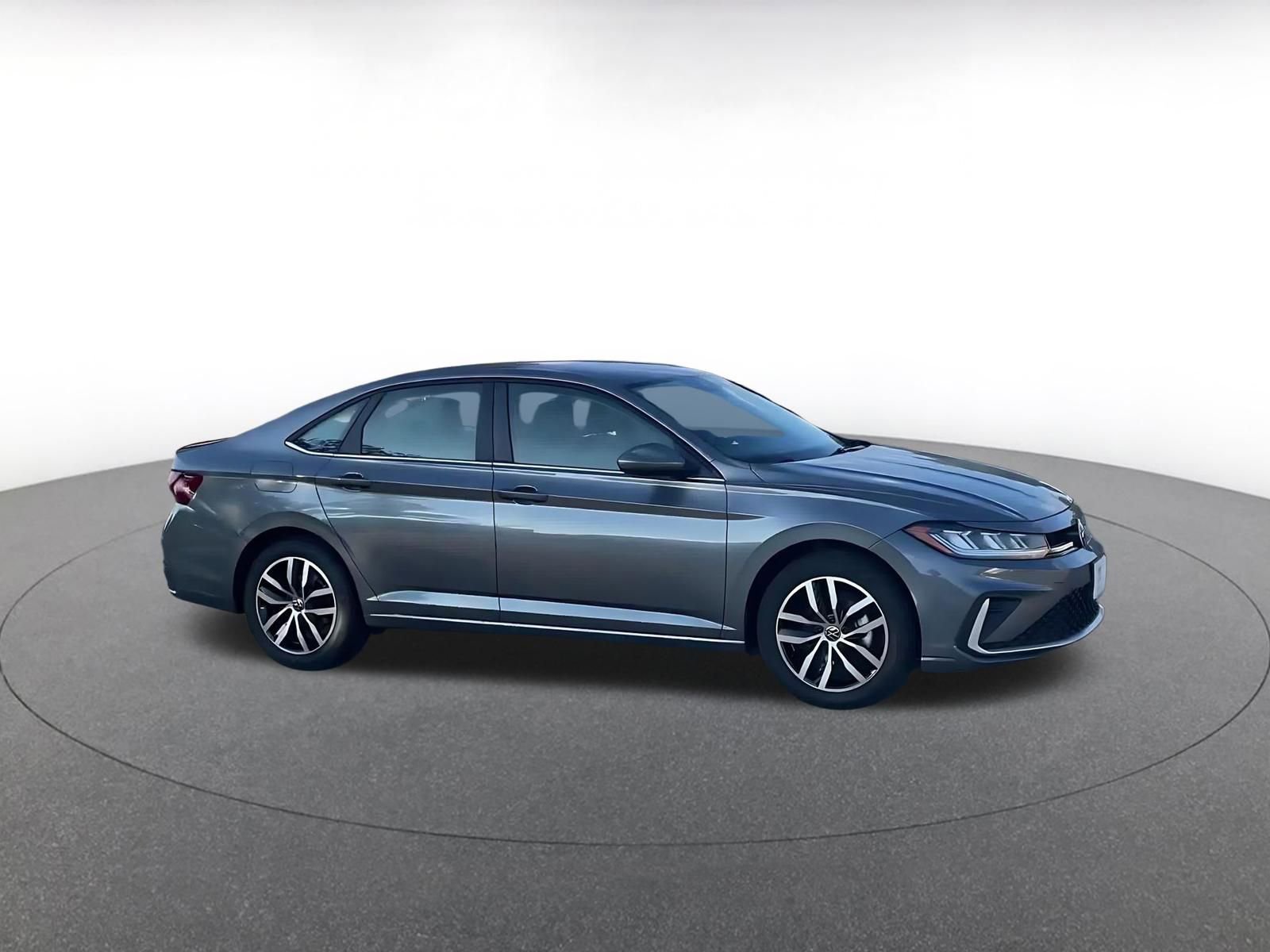 Used 2025 Volkswagen Jetta SE image 2