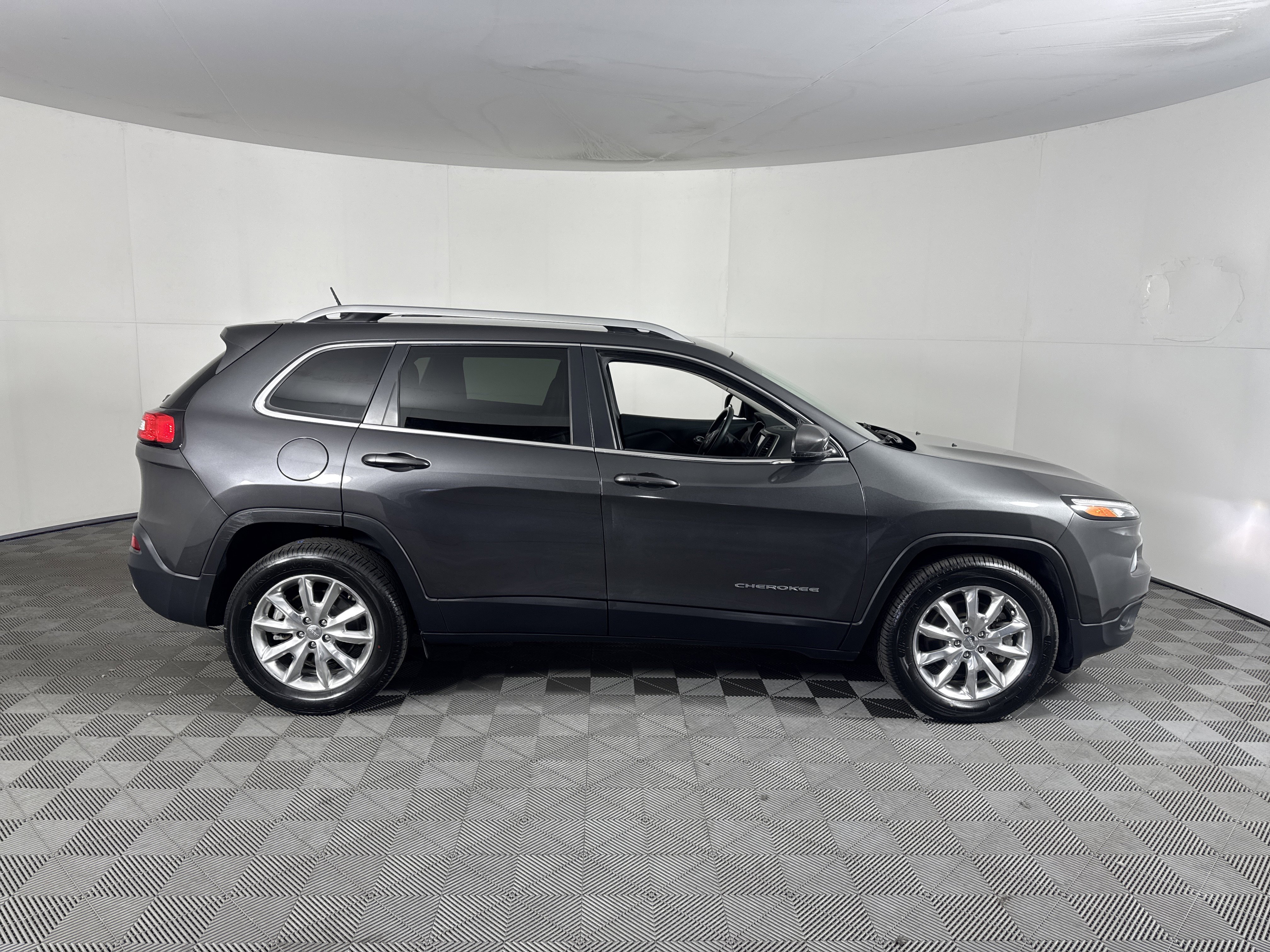 Used 2015 Jeep Cherokee Limited w/ Luxury Group image 3