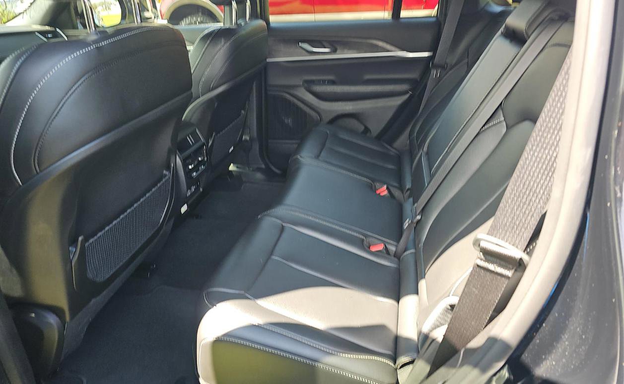 Used 2024 Jeep Grand Cherokee Limited w/ Black Appearance Package image 7