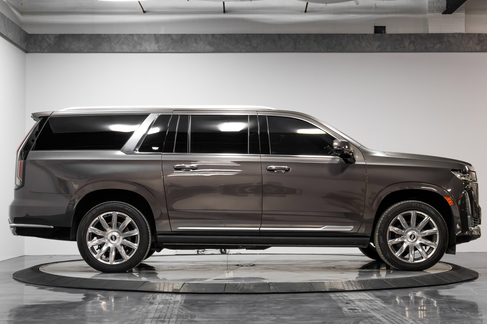 Used 2021 Cadillac Escalade ESV Premium Luxury Platinum w/ Heavy-Duty Trailer Package image 14