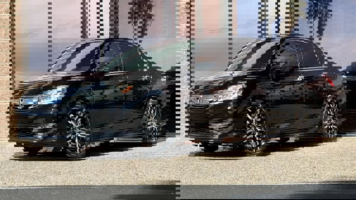 Used 2016 Honda Accord Touring image 3