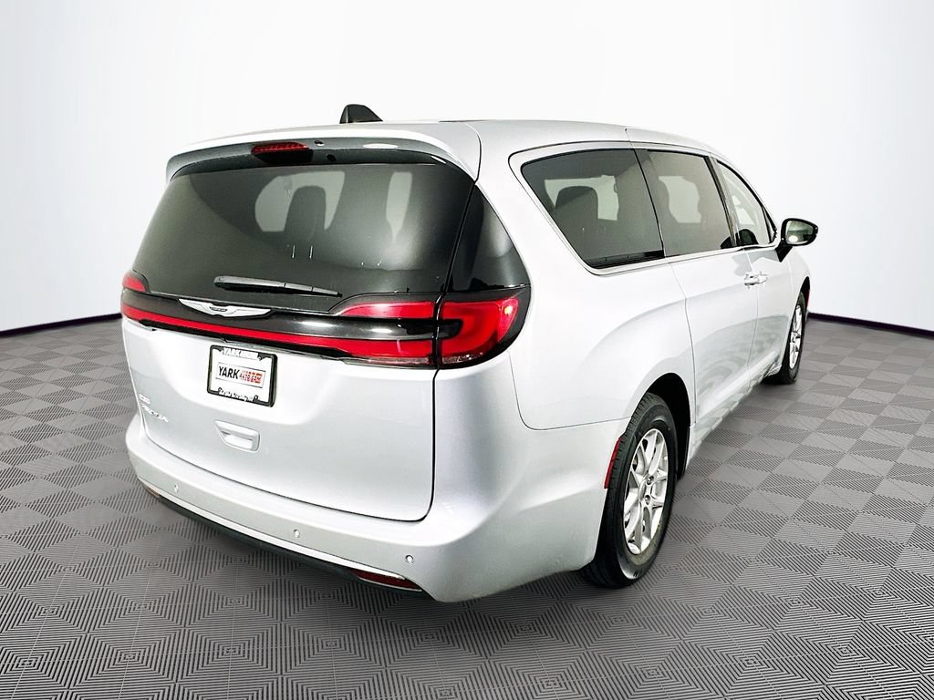 Certified 2024 Chrysler Pacifica Touring-L FWD image 11