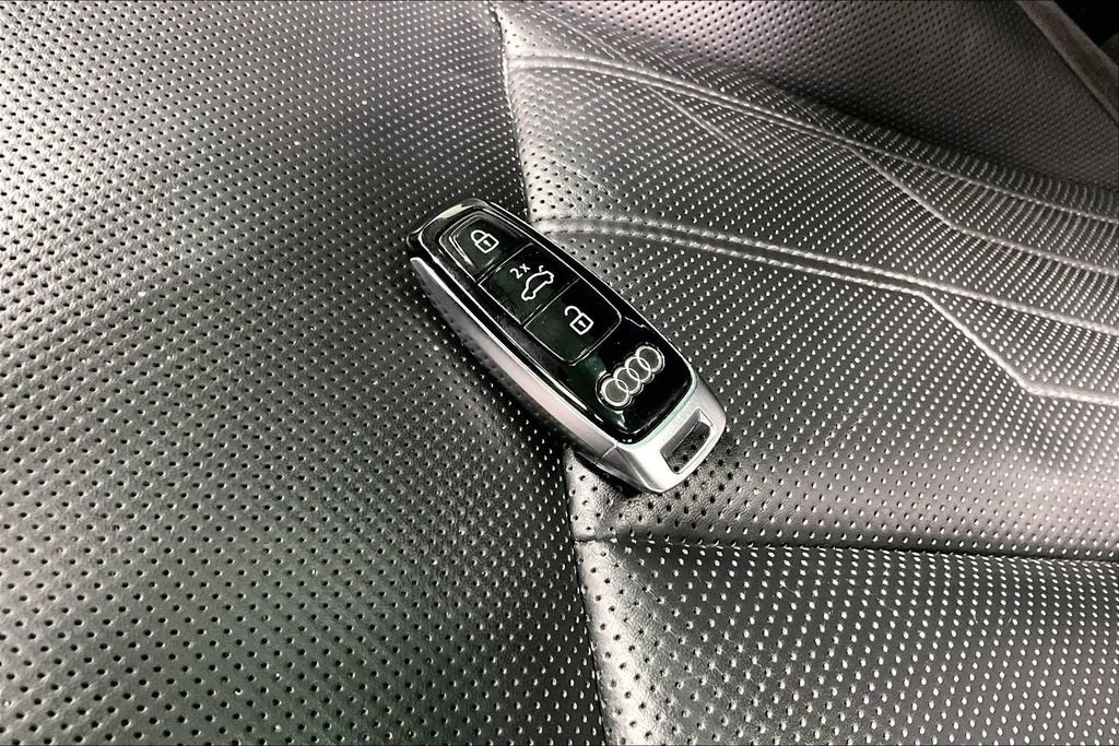 Used 2021 Audi A8 L 4.0T image 9