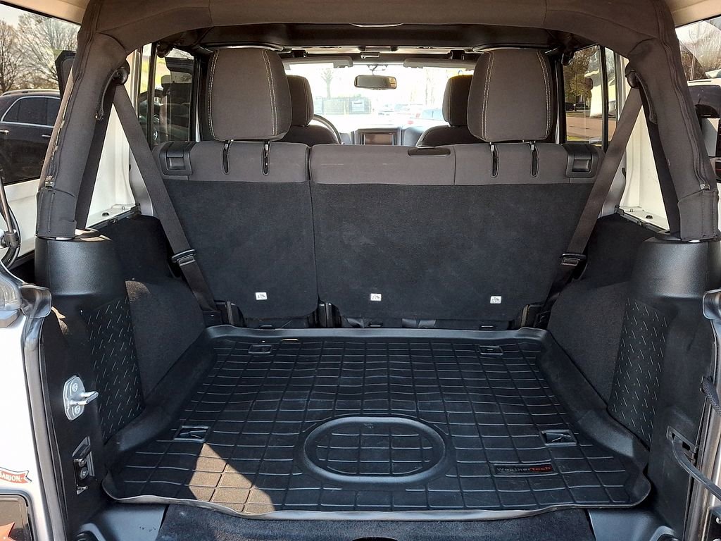 Used 2018 Jeep Wrangler Unlimited Sahara w/ Connectivity Group image 27